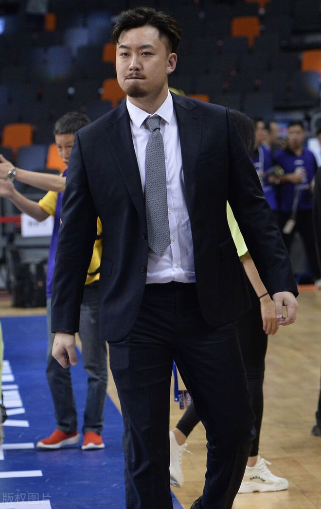 关于赛后芝加哥公牛调整名单以备CBA常规赛，复出首秀环节打磨，震撼外界，临场指挥获称赞的信息