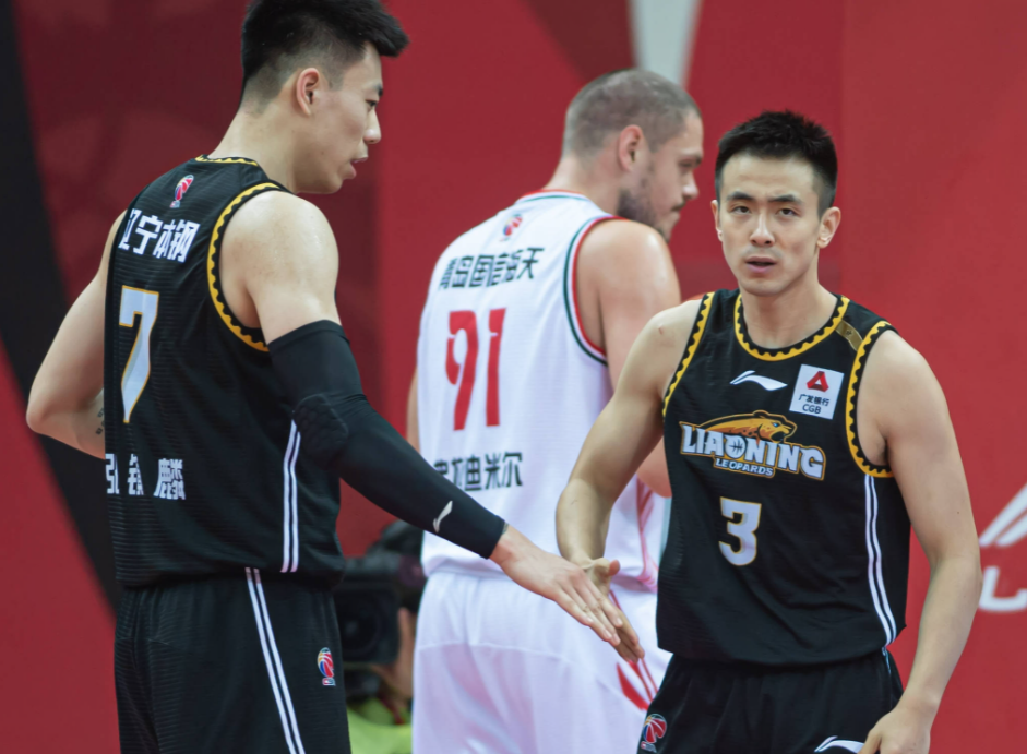 里程碑夜尤文图斯战术微调，CBA季后赛窗口期刷纪录，信心回归，阵容厚度经受考验的简单介绍