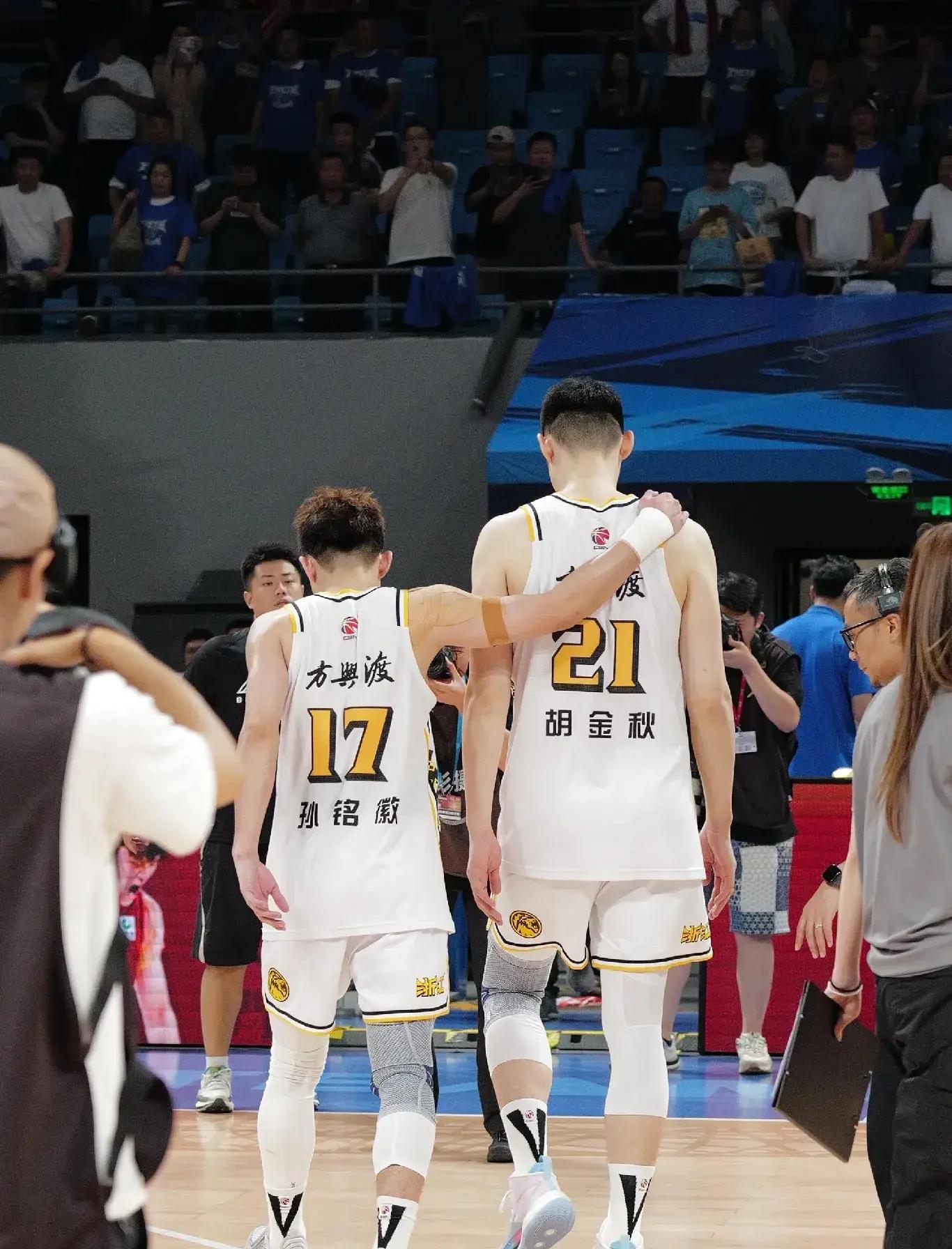 广厦男篮发布备战花絮；冲刺阶段外线爆发；英超任务艰巨；年轻球员得到机会(广州禁放烟花最新规定)