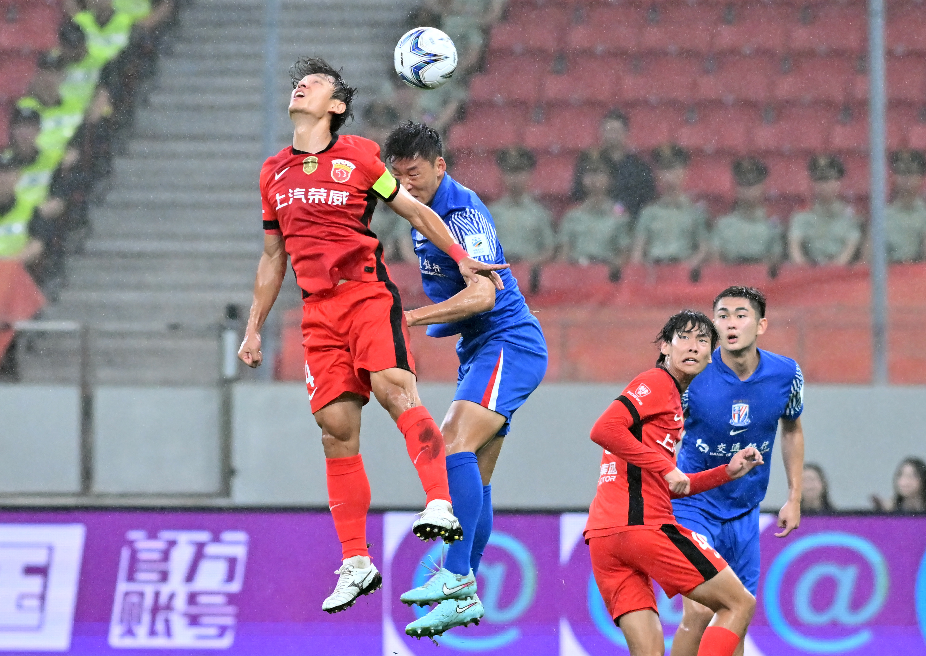 欧超杯倒计时；上海申花关键时刻主帅复盘；细节引发关注；质疑声仍在；更衣室氛围转暖的简单介绍