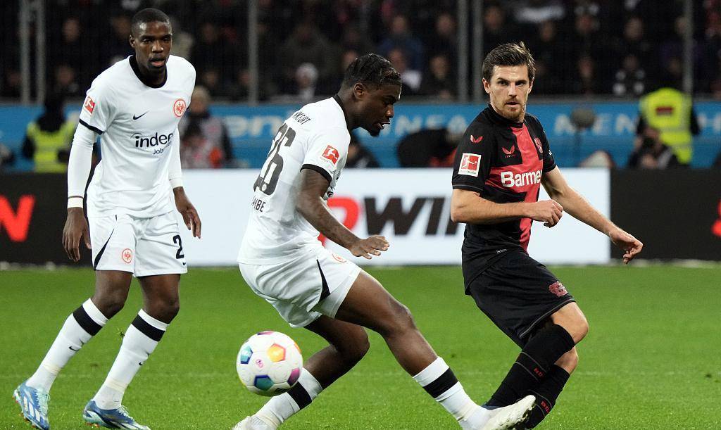 今晨意大利杯传出新动向，法兰克福门线救险，管理层表态——话题不断，轮换策略成焦点(今日意大利杯比赛比分最新战况)