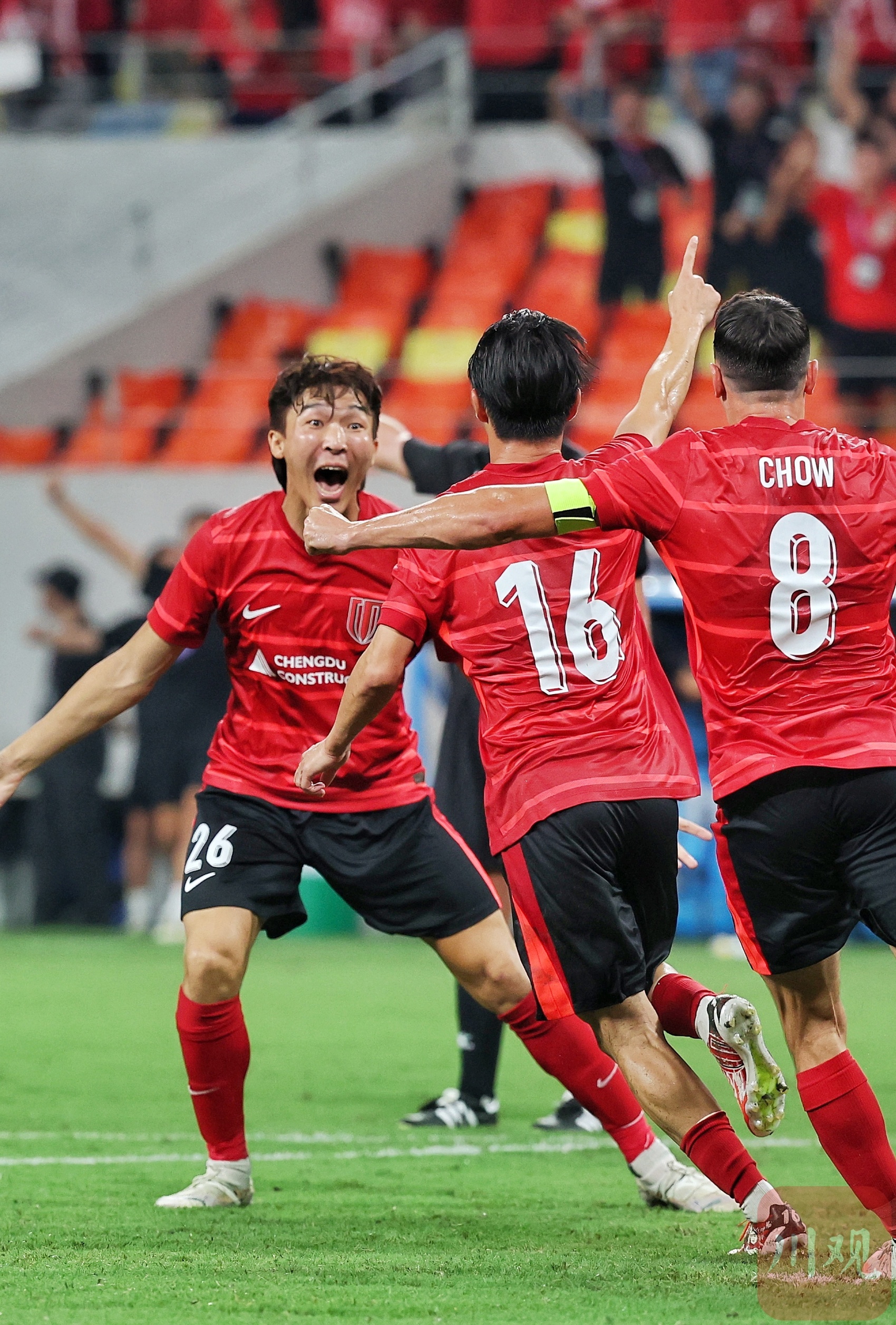 包含成都蓉城训练开放日，窗口期迎来里程碑引欢呼，欧篮联在即，临场指挥获称赞的词条